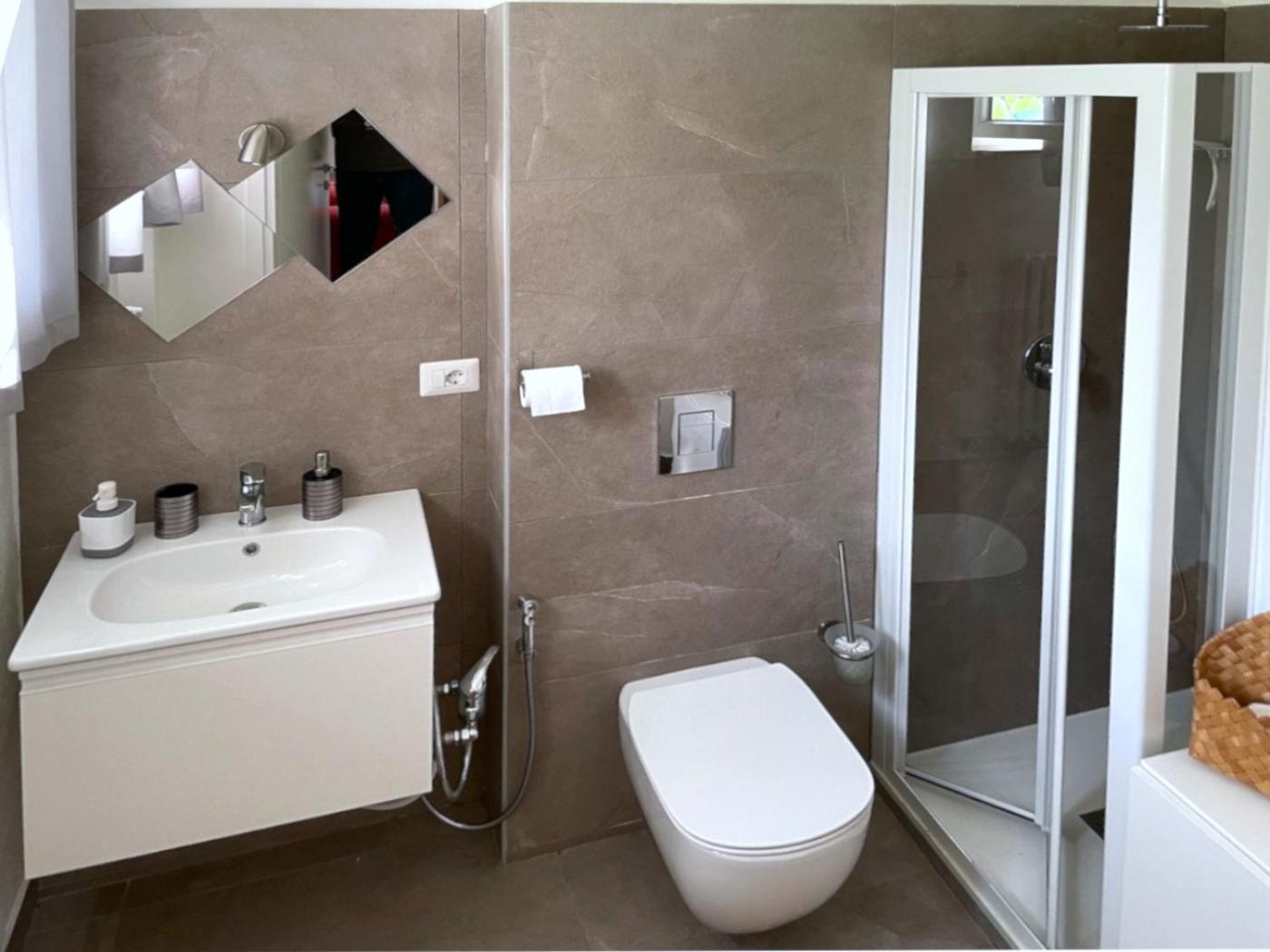 Domus 190 Rooms วาเรเซ ภายนอก รูปภาพ